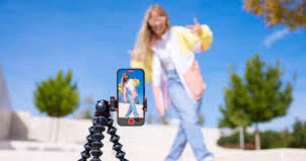 Smartphone se video record karte hue YouTube content creator – YouTube se paisa kaise kamaye